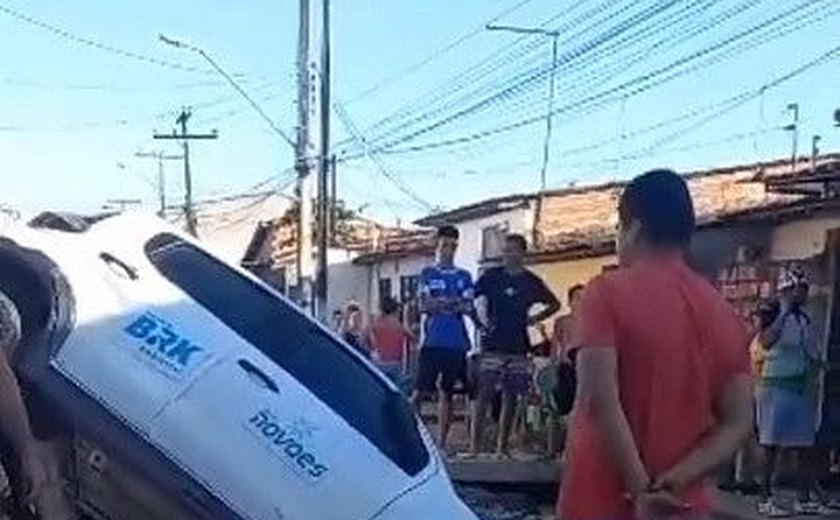 Carro da BRK cai dentro de cratera e rua é interditada