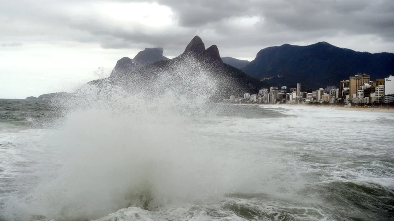 Ressaca que atingiu litoral do Rio trouxe ondas de até 5 metros ao Leblon