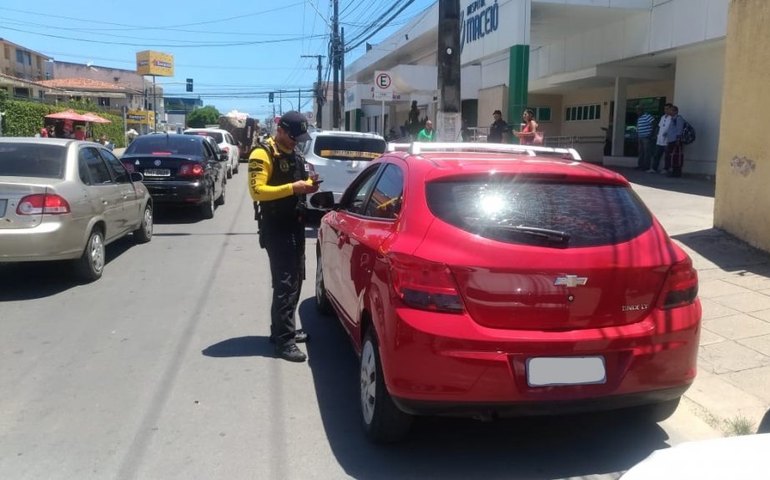 Fiscalização guincha veículos estacionados em local proibido