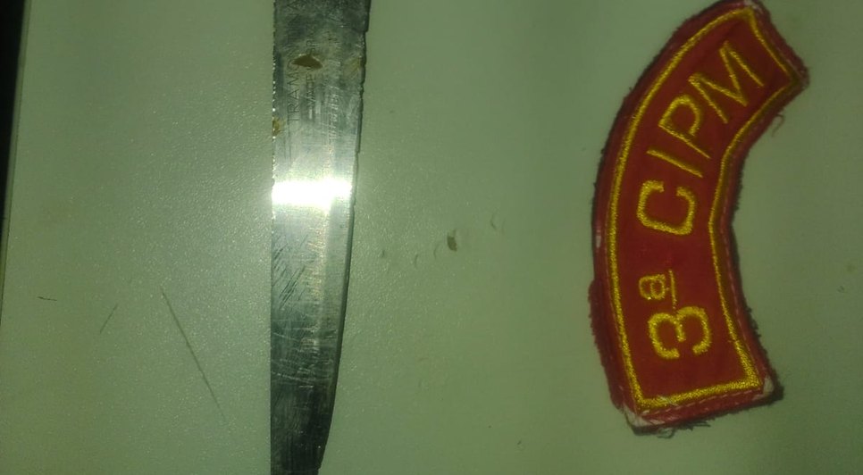 Homem com transtornos mentais tenta ferir policial com faca peixeira e é baleado em Maruim