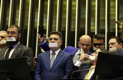 Oposição pernoita nos plenários do Congresso para impedir trabalhos