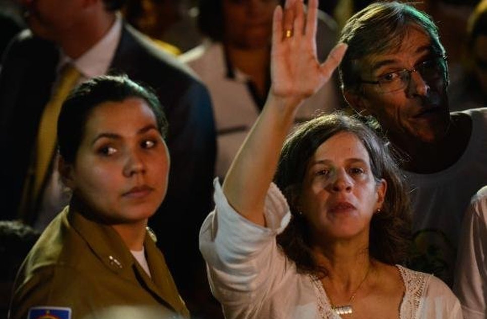 No destaque Renata Campos, cumprimenta público que acompanha enterro/ Foto: Fernando Frazão
