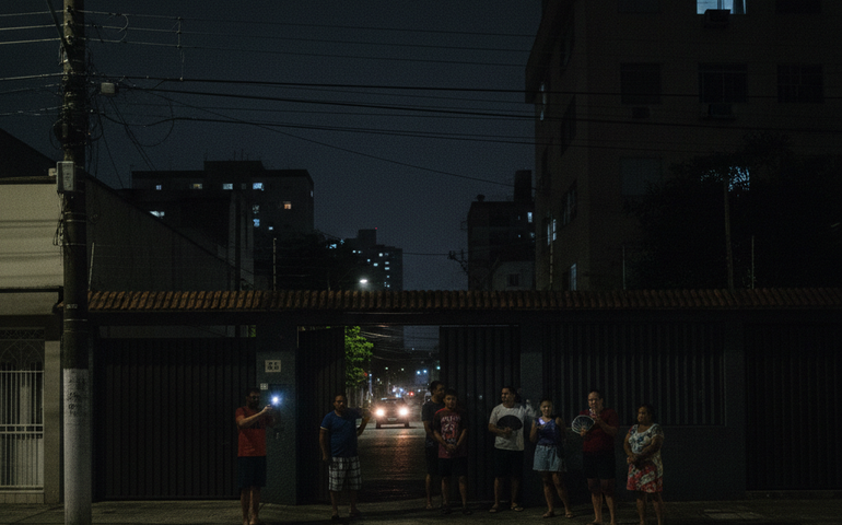 Moradores da Zona Norte do Rio relatam falta de luz na noite desta segunda-feira