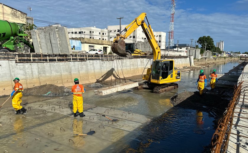 Obras de canalização do Riacho Salgadinho avançam com colocação de placas de concreto