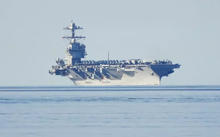 Irã diz ter atacado navio de guerra americano perto de Ormuz; EUA negam
