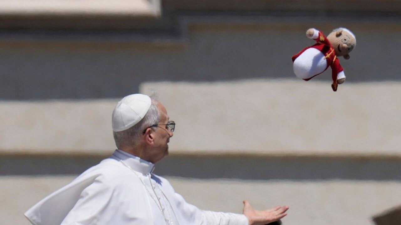 Papa Leão XIV apanha boneco de si mesmo ao partir da audiência semanal na praça de São Pedro