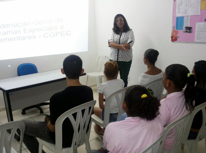 Jovens participam de Feira de Profissões no Cras Pitanguinha