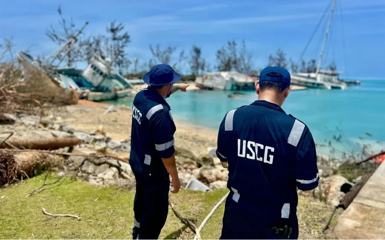 Equipes de busca encontram o corpo de um dos seis tripulantes desaparecidos de um navio que virou durante um tufão.
