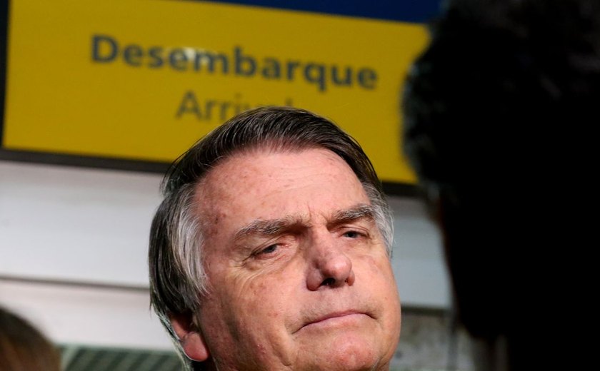 Citando possível fuga, Moraes nega devolver passaporte de Bolsonaro