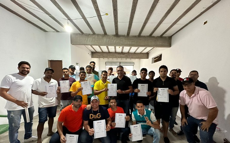 Prefeito Theobaldo Cintra entrega certificados a concluintes de curso profissionalizante em Major