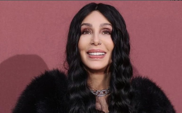 Dividida em duas partes, biografia de Cher chega às lojas em dezembro