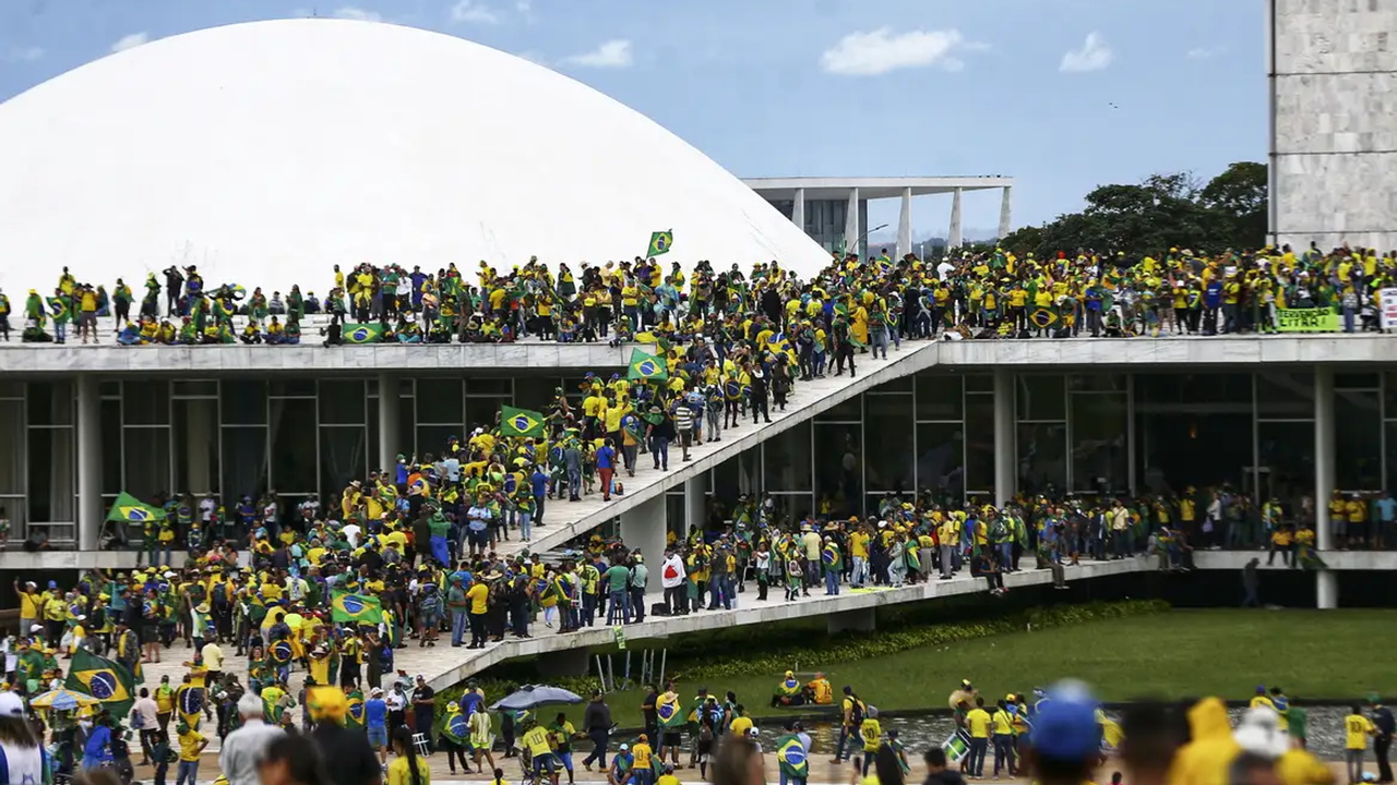 Oposição consegue 262 assinaturas para projeto da anistia tramitar em regime de urgência