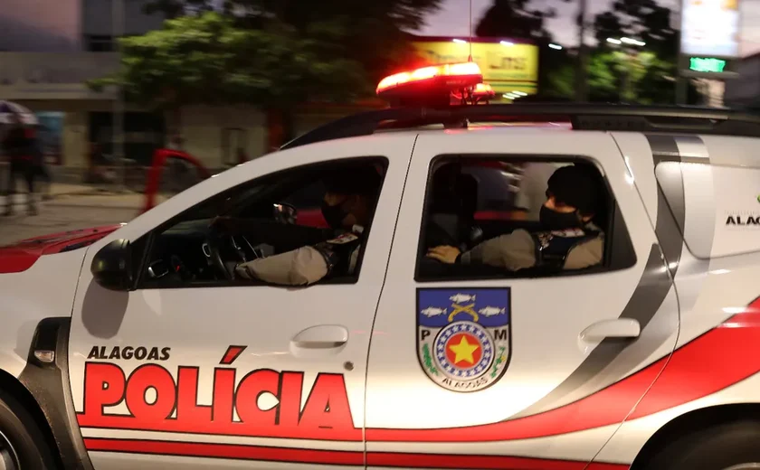 Garota de programa é baleada em atentado em frente a hotel no bairro do Jaraguá, em Maceió