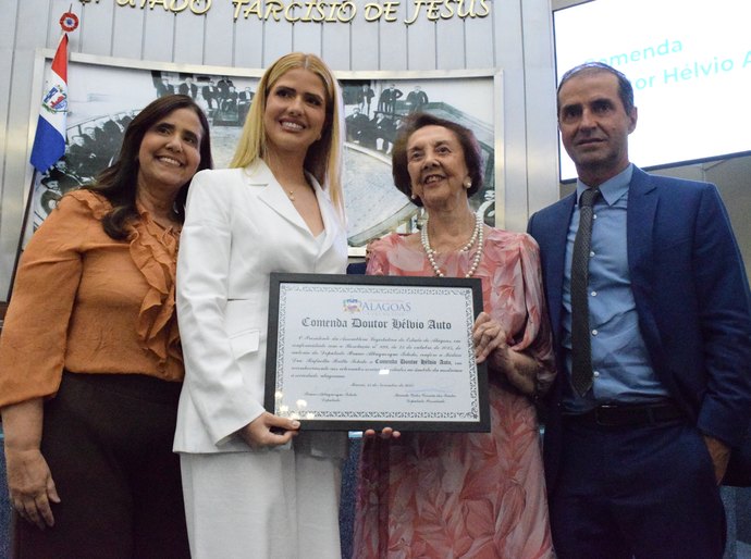 Parlamento concede Comenda Hélvio Auto à médica Rafaella Britto Toledo por avanços na oncologia em Alagoas