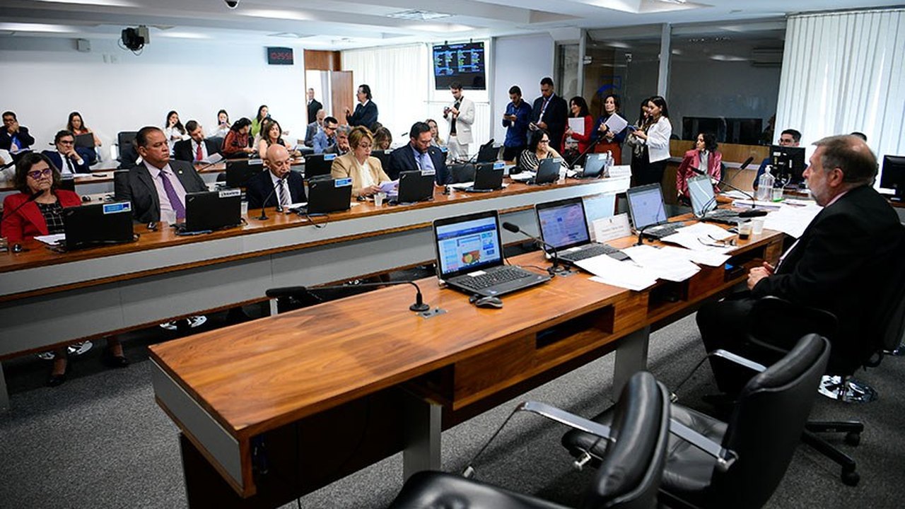 Lei que determina atuação de psicólogos e assistentes sociais nas escolas será tema de debate