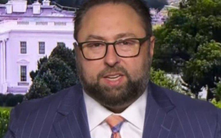 Ex-assessor de Trump recorreu a Eduardo Bolsonaro ao ser abordado pela PF