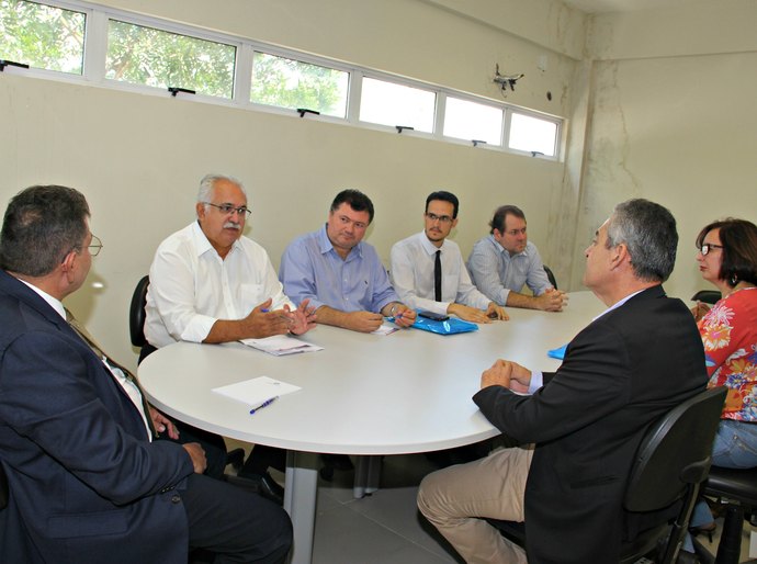 Rogério, hospitais e MP discutem melhorias nos serviços de saúde