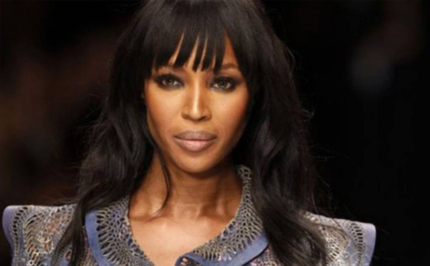 Naomi Campbell desembarca de cadeira de rodas e bengala em SP