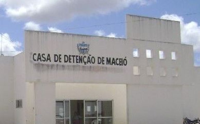 Cinco presos serram as grades e fogem do “Cadeião” na madrugada