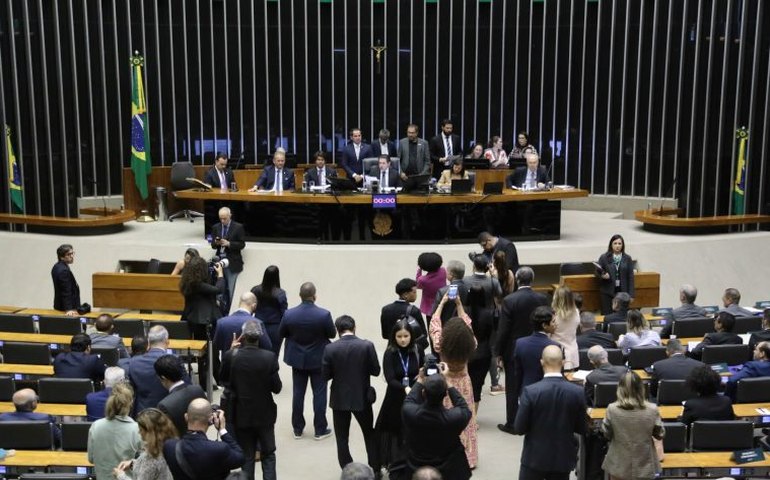 Deputados aprovam texto-base de projeto que cria o Sistema Nacional de Educação; acompanhe