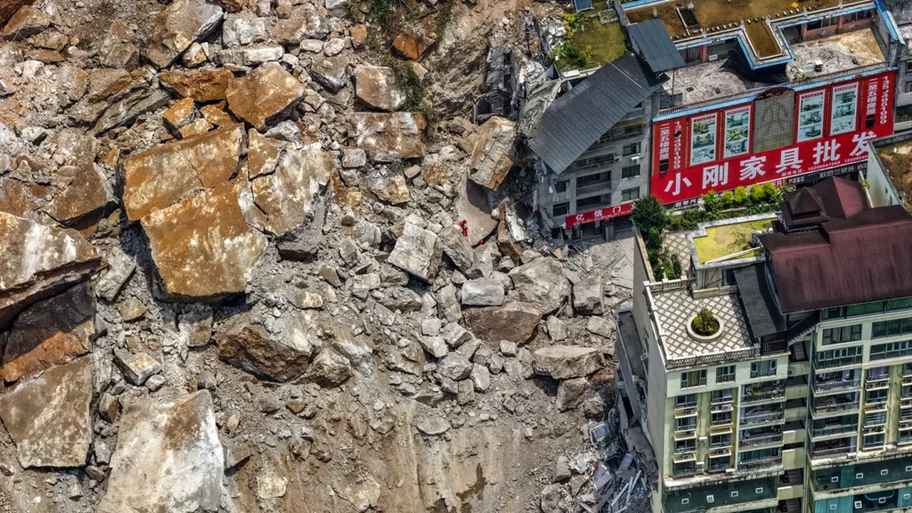 Deslizamento de terra em Chongqing, na China, deixou pelo menos 8 mortos e 34 desaparecidos.
