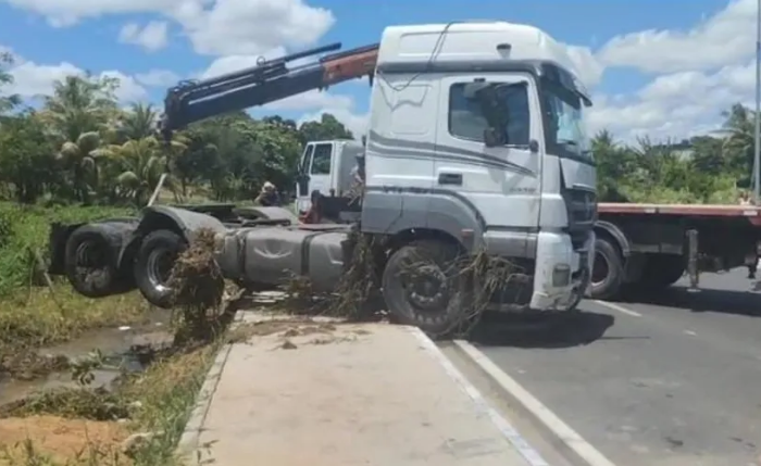 Câmeras flagraram o momento em que a carreta perdeu estabilidade e caiu no buraco