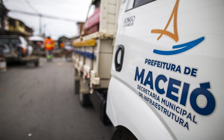 Infraestrutura executa obras de drenagem na Rua Manoel Maia Nobre, neste fim de semana