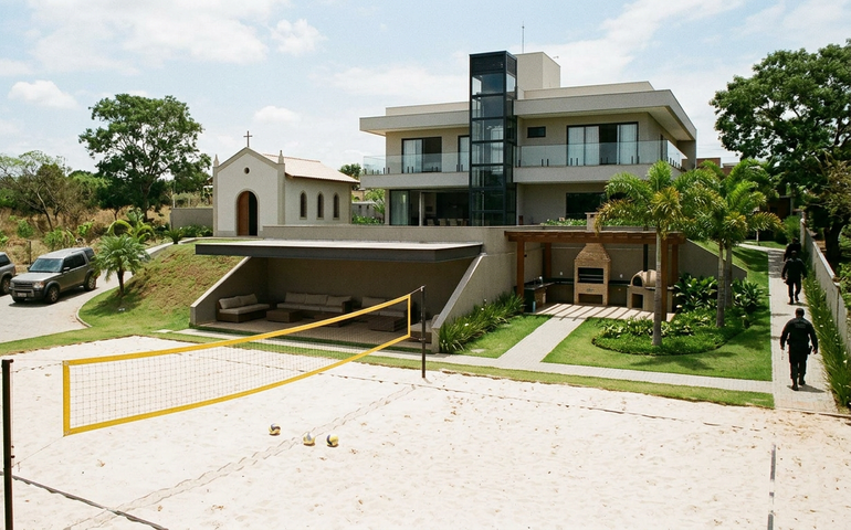 Casa com elevador, capela, camarote, quadra de vôlei de praia e área gourmet: o que a PF encontrou nos imóveis de luxo de Rodrigo Bacellar