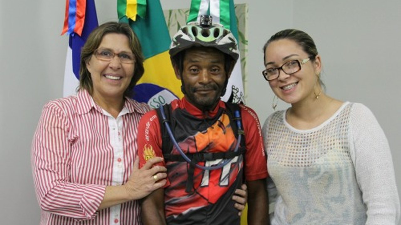 Arapiraca: Após passar por 18 países, ciclista visita cidade de Arapiraca