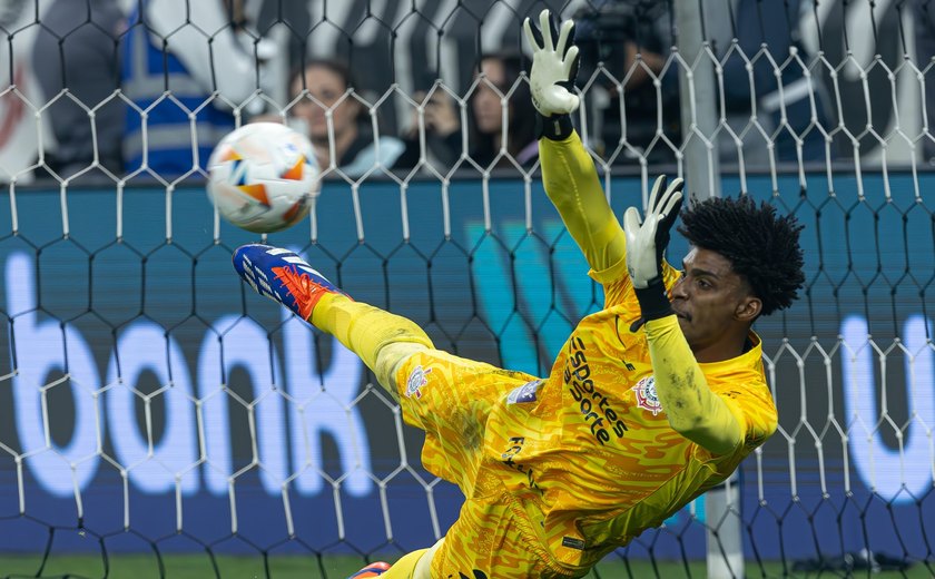 Corinthians paga valor da multa ao Flamengo por utilizar Hugo Souza na Copa do Brasil