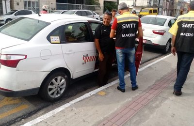 Agentes da SMTT fiscalizam táxis em pontos de Maceió 