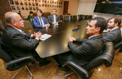 Presidente Galba Netto e vereador Brivaldo Marques discutem justiça itinerante com o presidente do TJAL