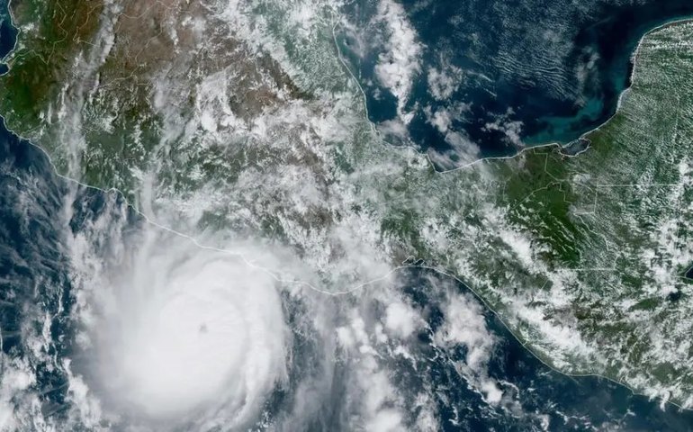 Furacão Otis se torna 'potencialmente catastrófico' ao se aproximar do México