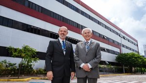 O fundador e reitor, professor Jouberto Uchôa de Mendonça, celebra 64 anos de existência ao lado do vice-reitor,  professor Jouberto Uchôa de Mendonça Junior / Foto: Foto: Jan Vieira