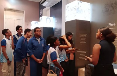 Estudantes da escola Pompeu Sarmento conhecem Centro de Cultura e Memória do TJAL