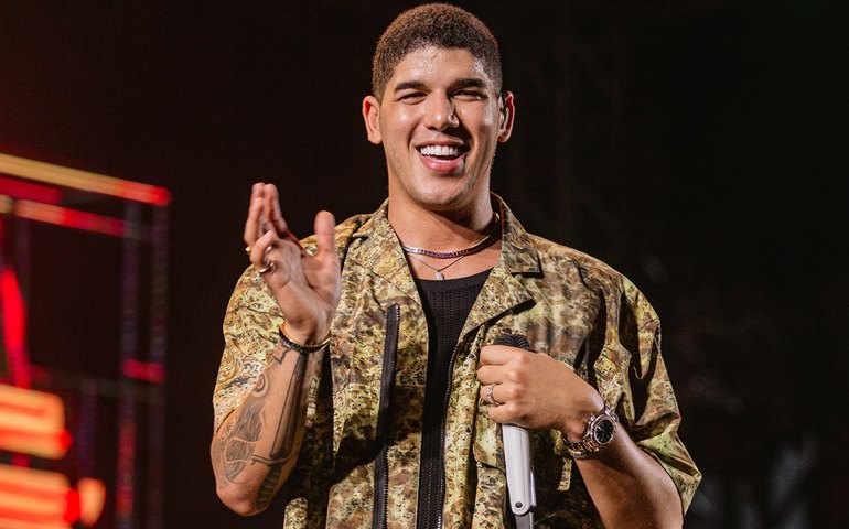 'Lutando com muita força', diz Zé Vaqueiro após filho voltar para UTI