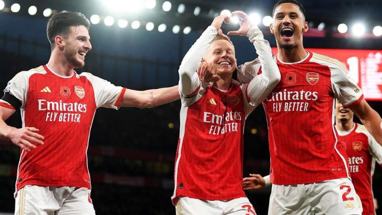 Arsenal bate Burnley e se mantém na cola do City; United joga mal, mas volta a vencer no Inglês