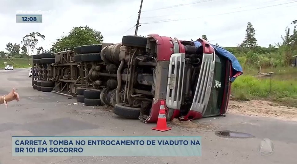 Carreta carregada com bagaço de cana-de-açúcar tomba na BR-101.jpg