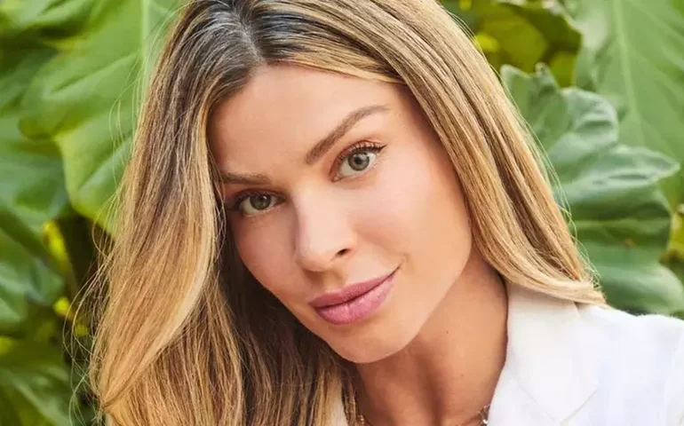 Em meio a notícia de affair com Grazi Massafera, Humberto Carrão curte praia em Salvador