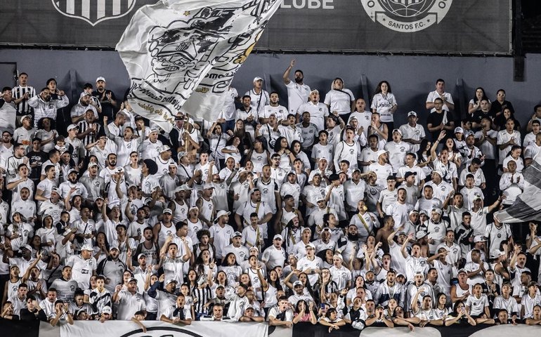 Torcida do Santos protesta antes de jogo com Corinthians: 'Diretoria omissa e elenco vagabundo'