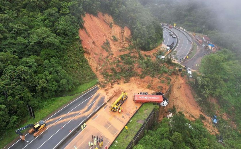 Bombeiros encerram buscas por vítimas de deslizamento no Paraná