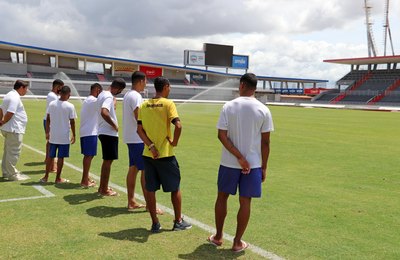 Socioeducandos conhecem a história do esporte alagoano em visita ao Estádio Rei Pelé