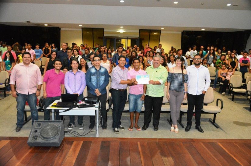Prefeito de São Miguel entrega 360 certificados a alunos de projeto gratuito
