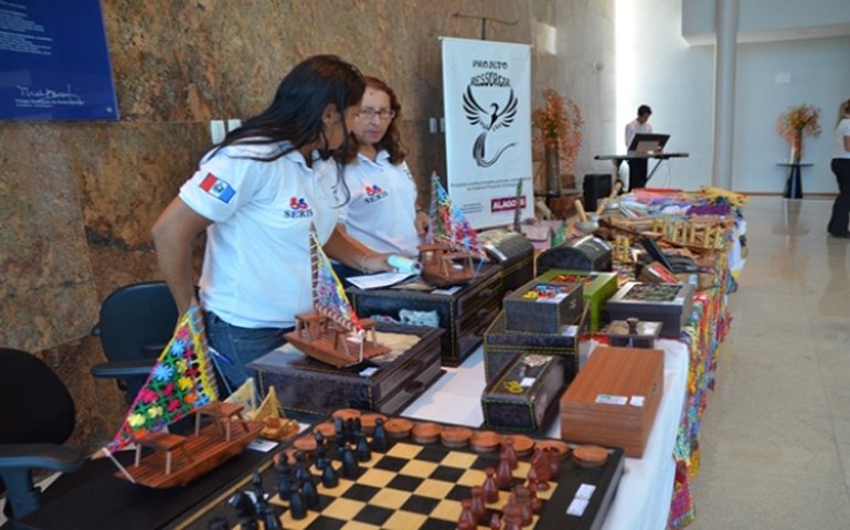 Artesanato produzido no sistema prisional encanta profissionais da OAB