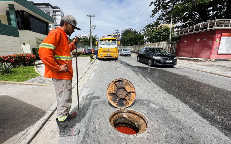 Operação Línguas Sujas flagra despejo irregular de esgoto em prédio na Jatiúca