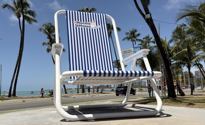 Cadeira gigante é repaginada na orla de Ponta Verde