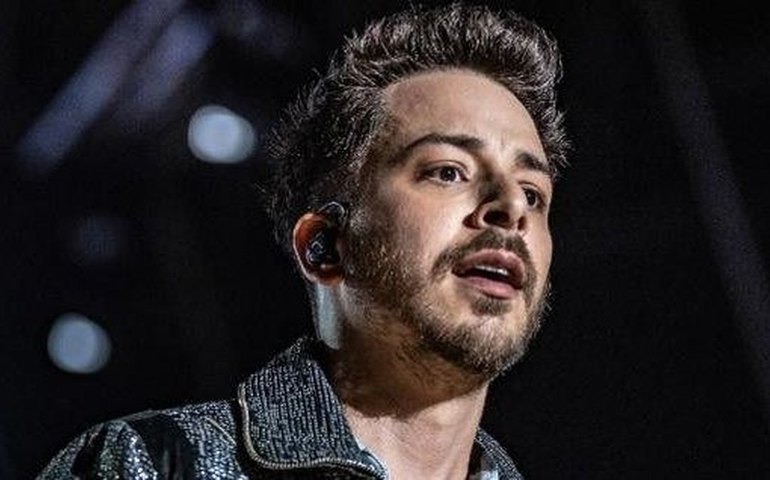 Junior Lima comemora 40 anos em festa surpresa com presença de famosos