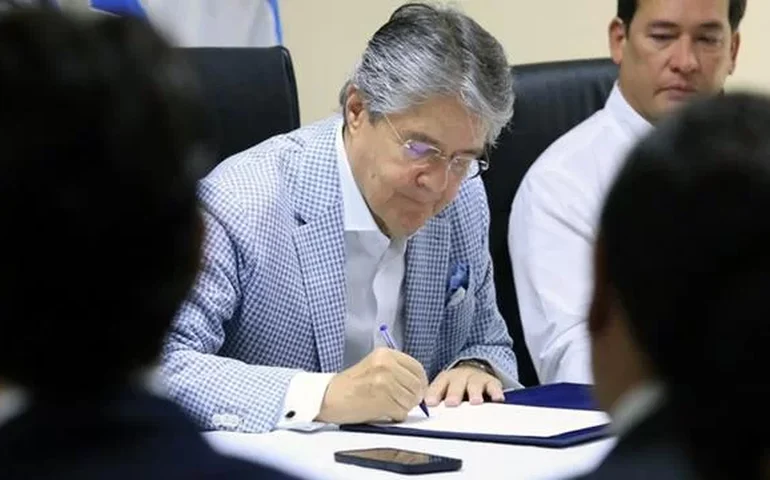 Lasso autoriza uso de armas por civis no Equador e decreta estado de exceção em Guayaquil