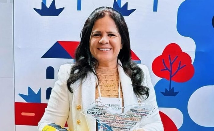 Prefeita Livia Carla recebe premiação especial na área da educação