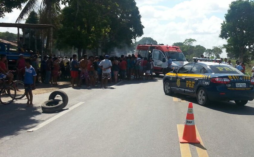 Manifestantes fecham rodovia próximo a Atalaia